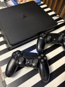 Konsola do gry PS4 + 2 pady + 2 gry