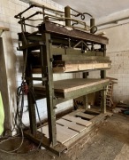 Prasa hydrauliczna do fornirowania i formowania ruchoma półka dolna