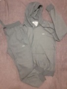 Dresy sportowe z logo Lacoste.
