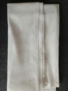 Biała firanka  z lekkim wzorkiem.