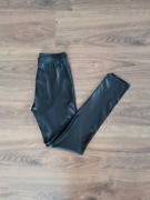 Cleve czarne  błyszczące legginsy r.S