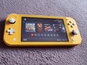 Zestaw Nintendo Switch Lite żółty, pokrowiec, karta pamięci 256 GB