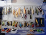 Zestaw błystek wahadłowych, obrotowych, woblerów na klenie, jazie, okonie