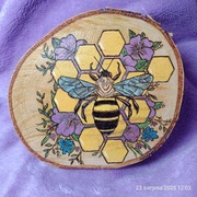 Ręcznie zdobiona dekoracja na plastrze drewna – Pszczoła i kwiaty 17x15cm