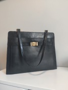 Skórzana torebka vintage czarna lata 60 na ramię 