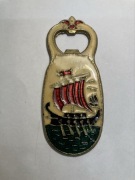 otwieracz do butelek ŁÓDŹ WIKINGOW STATEK. delfiny. emalia albo farba.stary