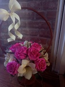 Kosz kwiatowy Kwiaty z bibuły krepy róże 