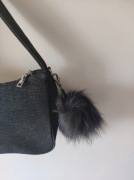 Czarny breloczek puszek 