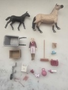 Zestaw koników Schleich Hanowerski duży i źrebak plus dodatki Sofia i inne