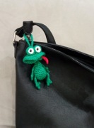 Śmieszna żabka wykonana na szydełku, brelok 