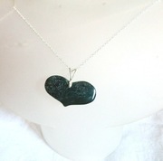 Jaspis Kambaba, zielony kamień ciszy i spokoju wisiorek serce