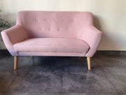 Sofa dwuosobowa różowa 