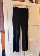 Czarne eleganckie spodnie z rozciętymi nogawkami