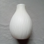 Wazonik w formie cebuli, porcelana biskwitowa. 