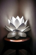 Lampa nocna w kształcie kwiatka lotosu.