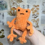 żaba leggy frog żabka pluszak zabawka handmade na szydełku j.plushycrafts