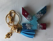 Brelok litera K zawieszka imiennik żywica epoksydowa alfabet róż niebieski