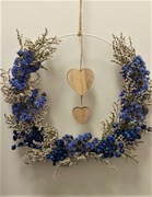 Wianek z  suszonymi kwiatami, drewnianymi sercami