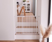 Barierka na drzwi Hauck rozporowa +21 cm biała