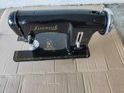 Czarna maszyna do szycia Łucznik