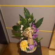 Stroik na Wszystkich Świętych kompozycja z Aniołem w fiolecie