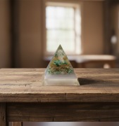 P713 Orgonit Piramida Regeneracji i Nadziei – Malachit, Amazonit i Kryształ