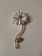 Broszka metalowa kwiat stokrotka biała ze złotą łodygą