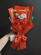 Bukiet na Walentynki prezent Dzień Kobiet czekolada czerwone róże upominek