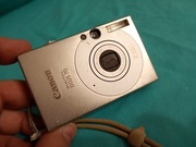 Canon Ixus 70, maleńka, stalowa cyfrówka do kieszeni.