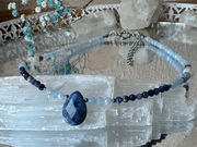 Naszyjnik choker z Dumortierytu, Akwamarynu, Sodalitu, Chalcedonu „Aven” 