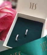 Srebrne kolczyki YES z cyrkoniami kółka kółeczka zapięcie angielskie