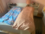 Podwójne białe łóżko z materacem szafkami i szafą