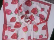 Czerwona apaszka w truskawki Chusta na głowę truskawka