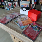 Stylowe pudełko na karty Pokémon w kształcie Pokéball - trwała ochrona