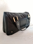 Torebka damska na suwak, skórzana, czarna, nowa.