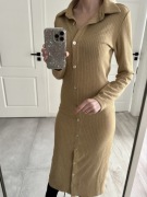 Beżowa maxi sukienka z kołnierzykiem dopasowana na guziki M 38