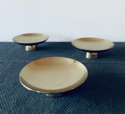 Małe naczynie na podstawce H&M Home, złota patera