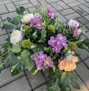 Bukiet sztucznych kwiatów na grób – elegancka dekoracja nagrobna