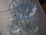 Niebieska patera i 2 talerzyki. 