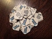 Brelok NFC z logo – nowoczesny gadżet reklamowy, tag NFC, personalizacja