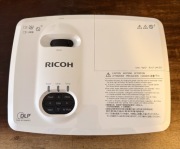 Projektor Ricoh PJ X2440 – DLP, 3000 ANSI lumenów. Jak Nowy.