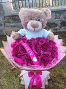 Bukiet róż ze wstążki. 18 róż z misiem