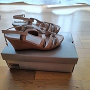 Beżowe sandały na koturnie