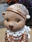 Brązowy miś w świątecznym ubraniu