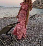 Piękna letnia powiewna sukienka maxi typu Carmen. 