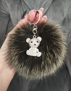 Pompony z naturalnego futra z błyszczącym brelokiem