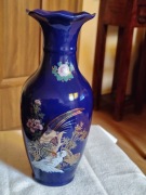 Kobaltowy wazon porcelanowy