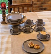 Talerze 18 el z kubkami szare