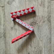 Zabawka manipulacyjna biało czerwona długa