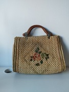 Torebka pleciona z haftowanym kwiatem